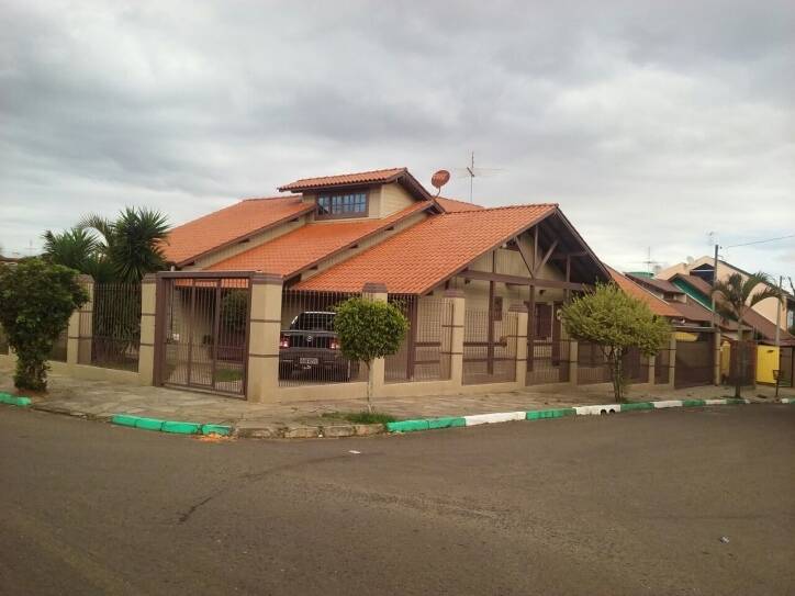 EXCELENTE CASA DE ESQUINA