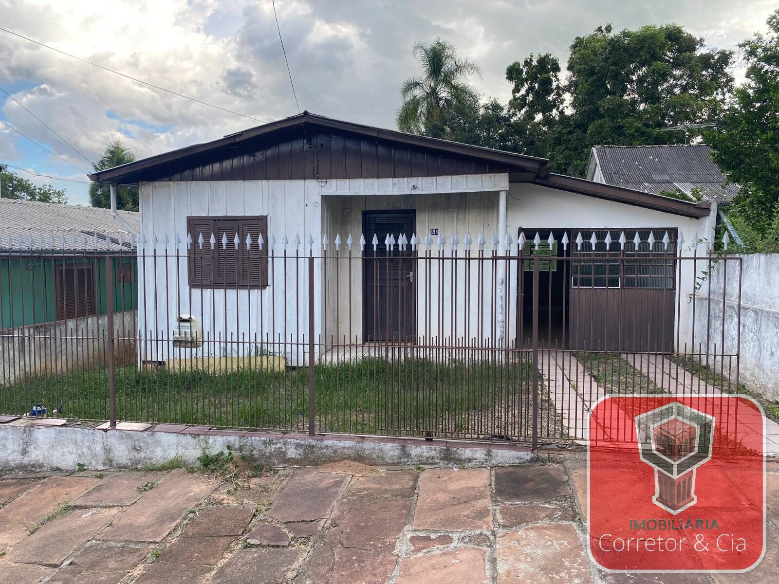 CASA COM PÁTIO
