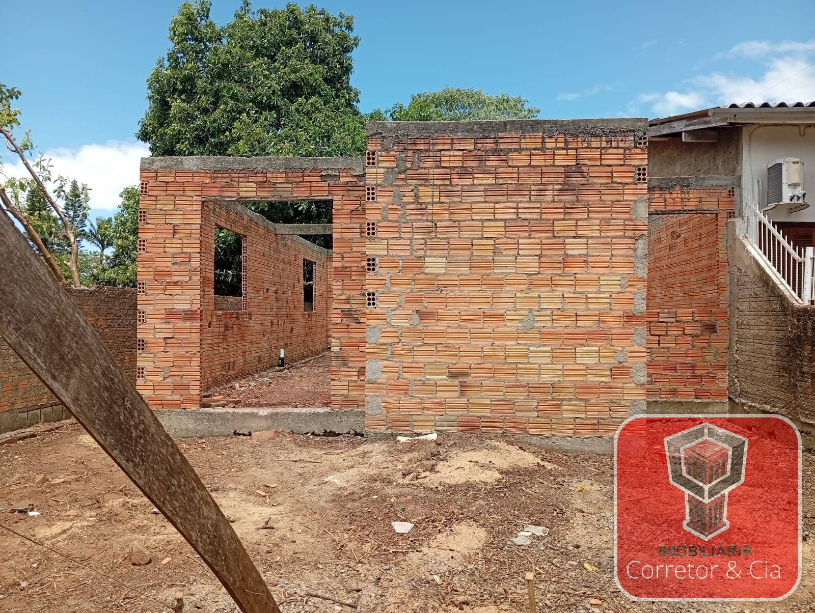 VENDE-SE TERRENO COM OBRA INICIADA - BAIRRO SILVA