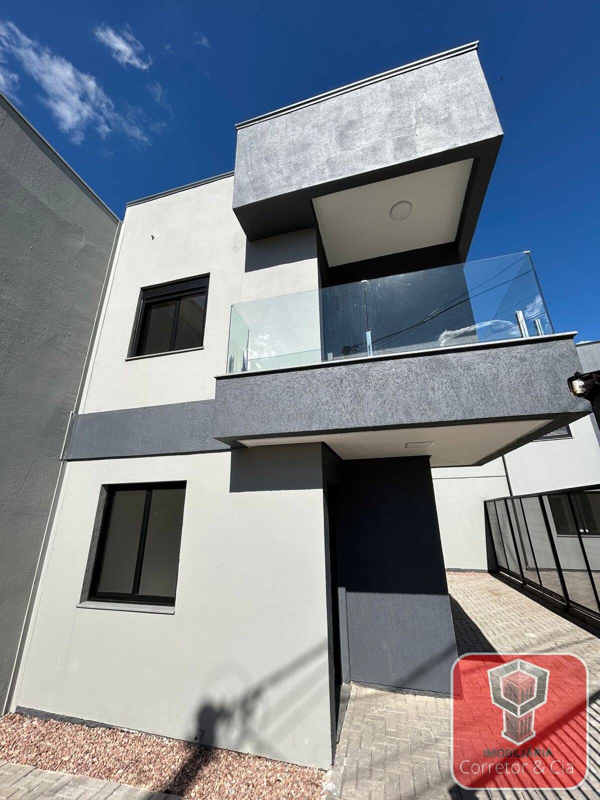 VENDE - SE SOBRADO NO CENTRO DE SAPUCAIA R$ 425 MIL